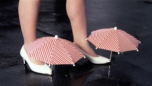 le chindogu "Parapluie pour chaussures"