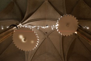 Les Développantes du cercle, 2015, 250 x 175 x 20 cm, polystyrène , acier, roulements, moteurs, production pour le Collège des Bernardins. photo: Clément le Penven. courtesy questionsdartistes.fr