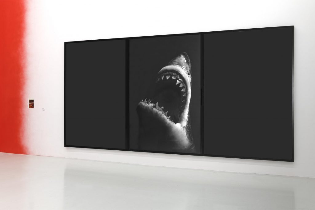 Robert Longo, Untitled (Shark 9), Série Perfect Gods, 1999. Vue de l’exposition La Beauté du Diable, Frac Franche-Comté, 2022. © Adagp, Paris, 2022 Photo : Blaise Adilon