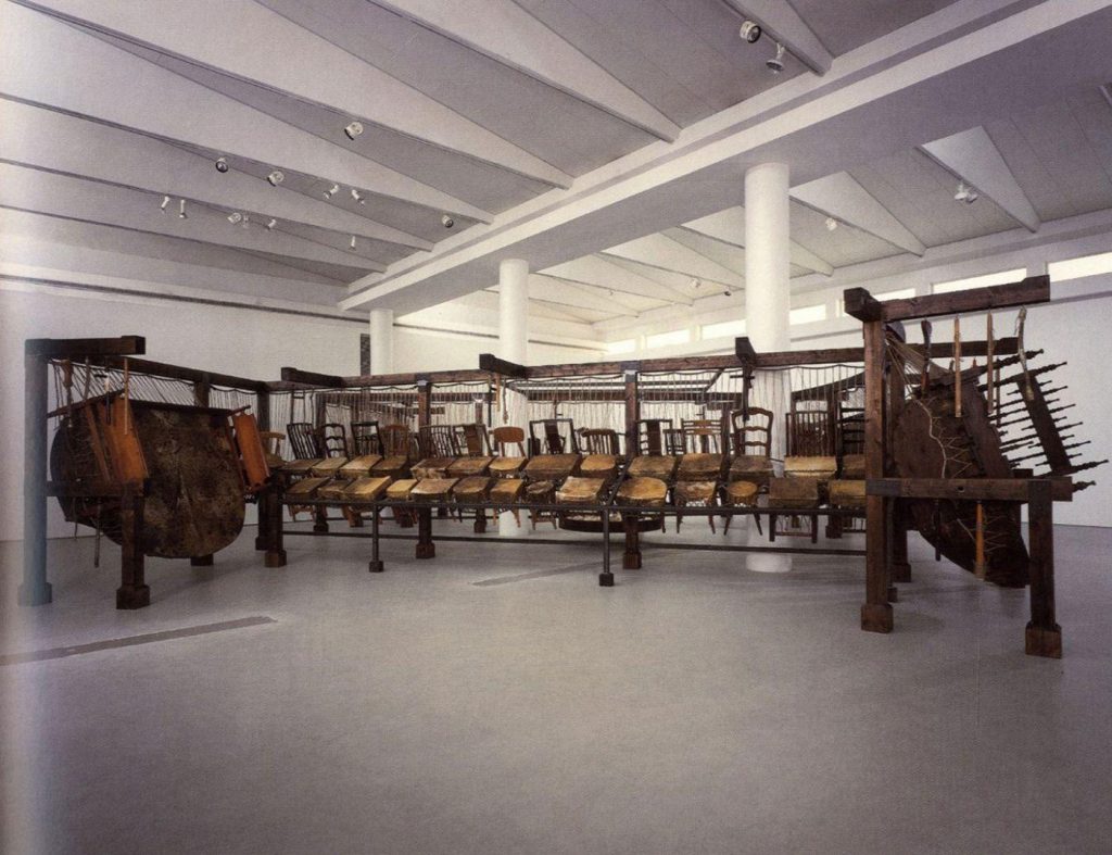 Chen Zhen, Jue Chang, Fifty Strokes to Each, 1998, installation interactive. source Chen Zhen, Jue Chang, Fity Strokes to Each, Tel Aviv Museum of Art, 1998.